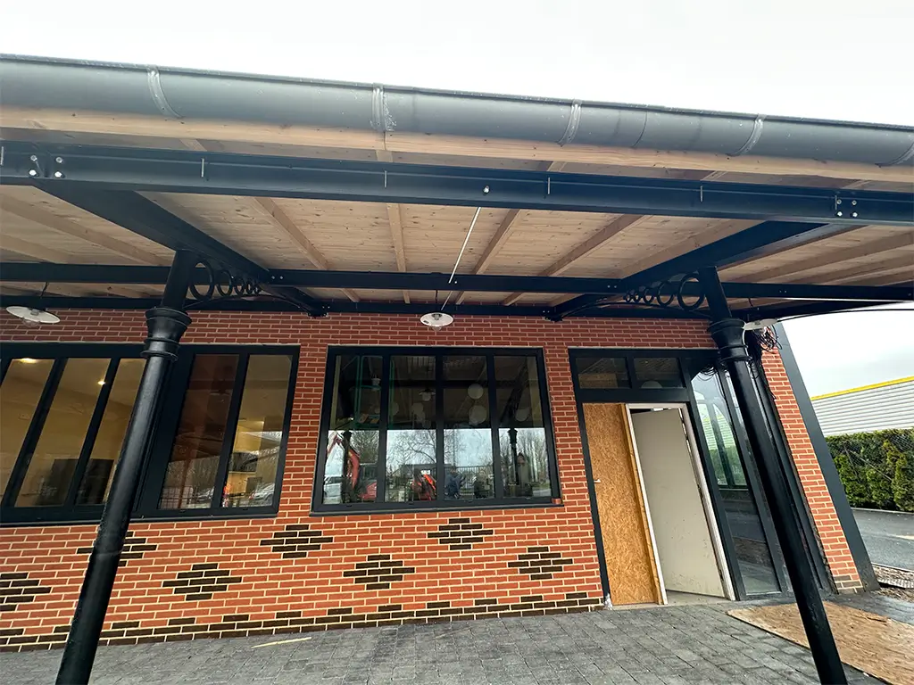 Une photo de près de l'entrée en chantier du nouveau glacier d'Isigny