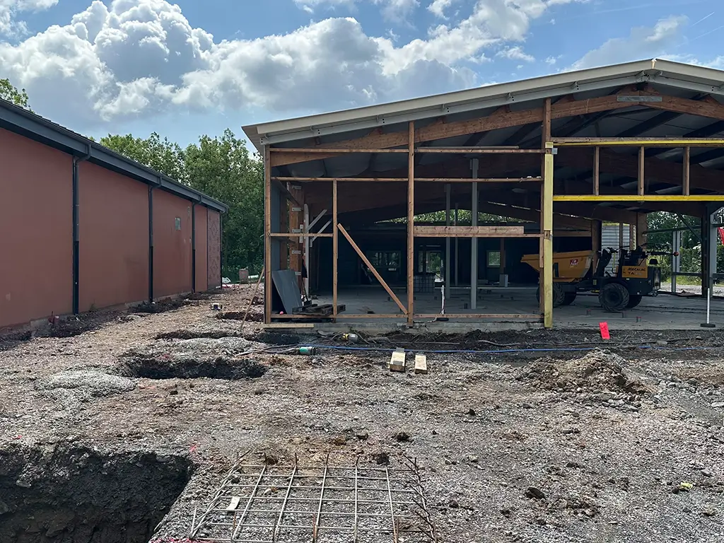 Une photo extérieure du bâtiment sur le chantier en réhabilitation des Halles d'Isigny