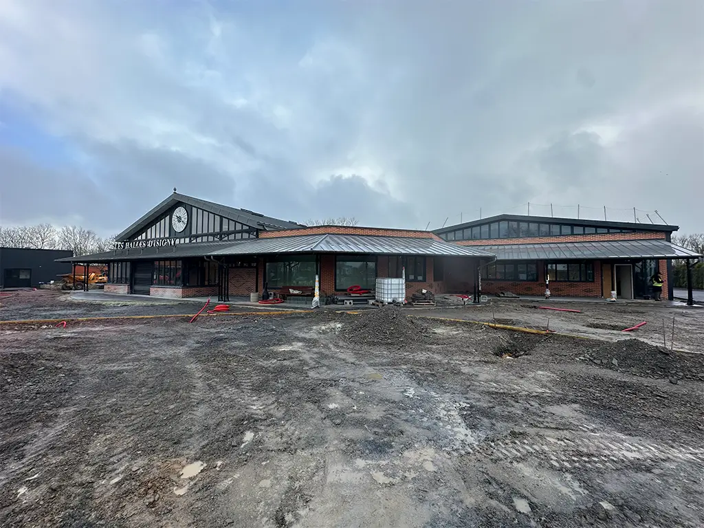 Une photo de loin en chantier de l'ensemble des Halles d'Isigny