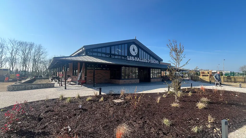 Une photo du bâtiment de l'entrée des Halles d'Isigny