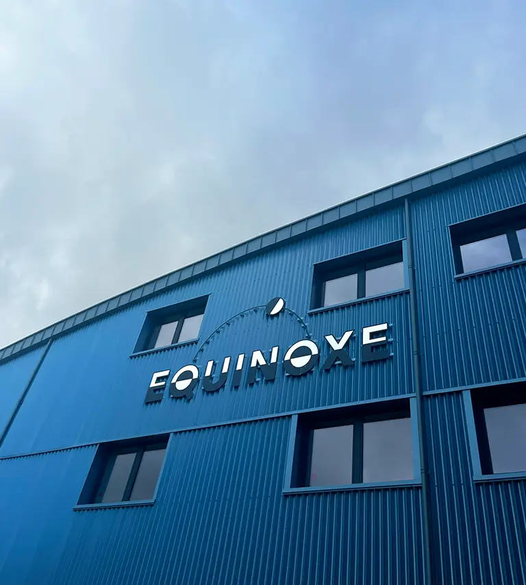 Une photo de la façade du bâtiment Equinoxe avec l'enseigne en gros